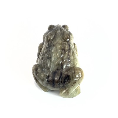 Lot 284 - A Chinese jade model of a toad, height 4cm,...
