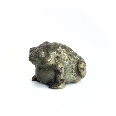 Lot 284 - A Chinese jade model of a toad, height 4cm,...