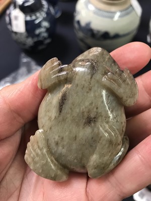 Lot 284 - A Chinese jade model of a toad, height 4cm,...