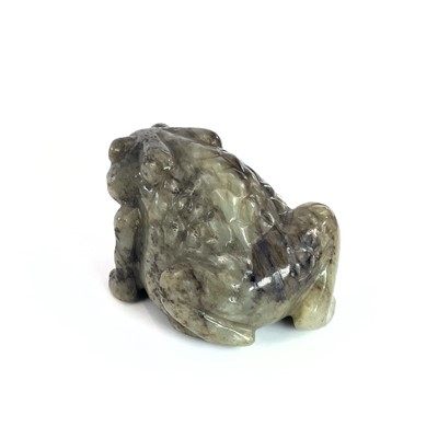 Lot 284 - A Chinese jade model of a toad, height 4cm,...
