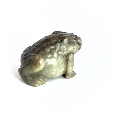 Lot 284 - A Chinese jade model of a toad, height 4cm,...