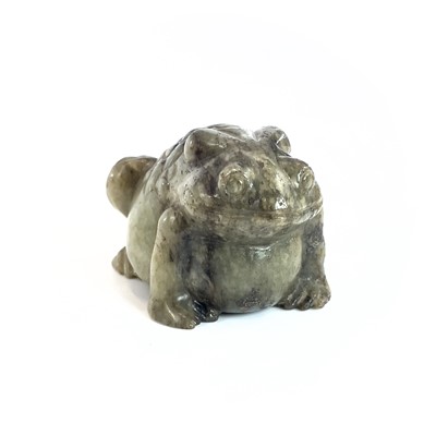 Lot 284 - A Chinese jade model of a toad, height 4cm,...
