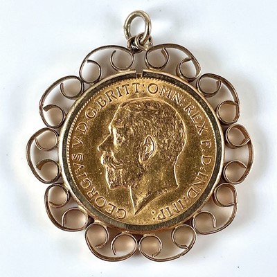 Lot 234 - A George V 1912 full sovereign coin pendant in...