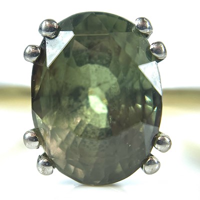 Lot 236 - An 18ct hallmarked gold Alexandrite set ring,...