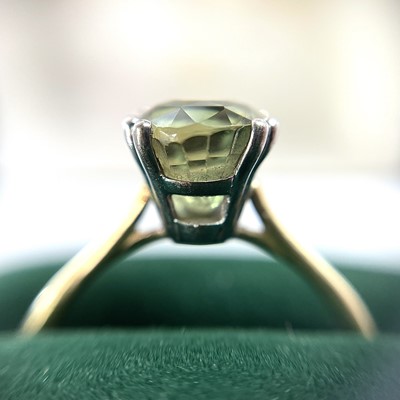 Lot 236 - An 18ct hallmarked gold Alexandrite set ring,...