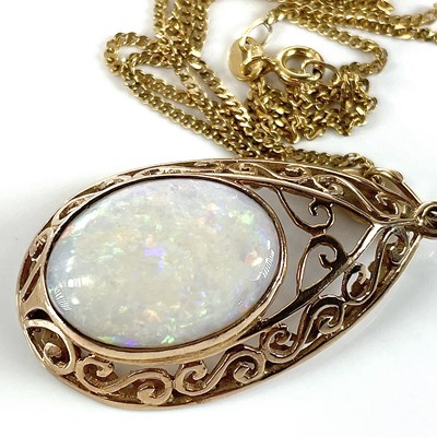 Lot 61 - An attractive 9ct white opal pendant necklace,...