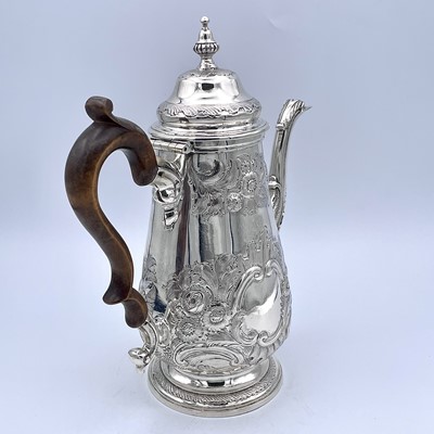 Lot 94 - A Georgian style silver baluster coffee pot.