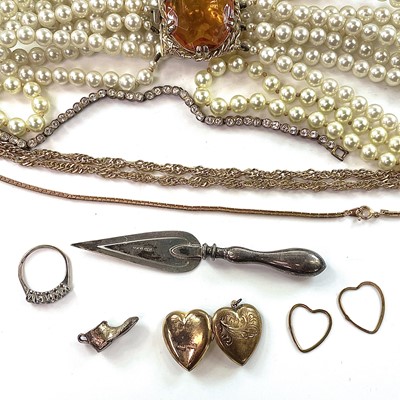 Lot 265 - A selection of costume jewellery including a...