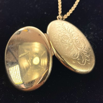 Lot 2 - A 1970's 9ct hallmarked gold oval pendant...
