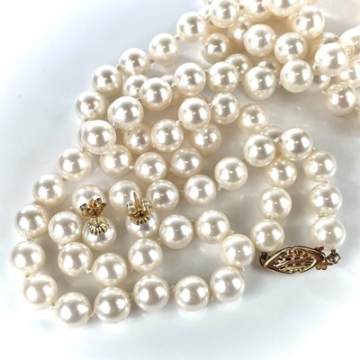 Lot 20 - A pearl necklace with 14k clasp, each pearl...