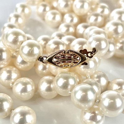 Lot 20 - A pearl necklace with 14k clasp, each pearl...