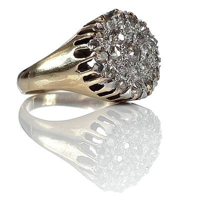 Lot 71 - A 14k gold diamond cluster ring, the circular...