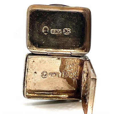 Lot 236 - A George III silver small vinaigrette with...