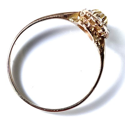 Lot 40 - An antique gold and diamond set cluster ring,...