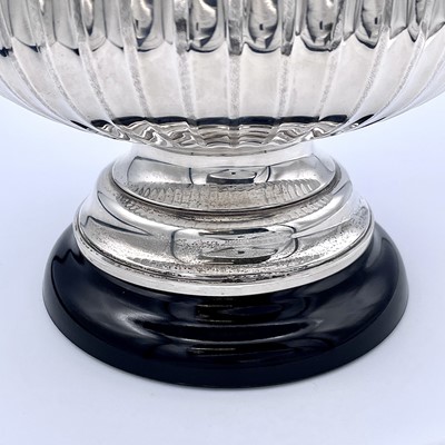 Lot 10 - A George V silver Monteith style bowl by Jay,...