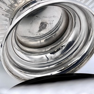 Lot 10 - A George V silver Monteith style bowl by Jay,...