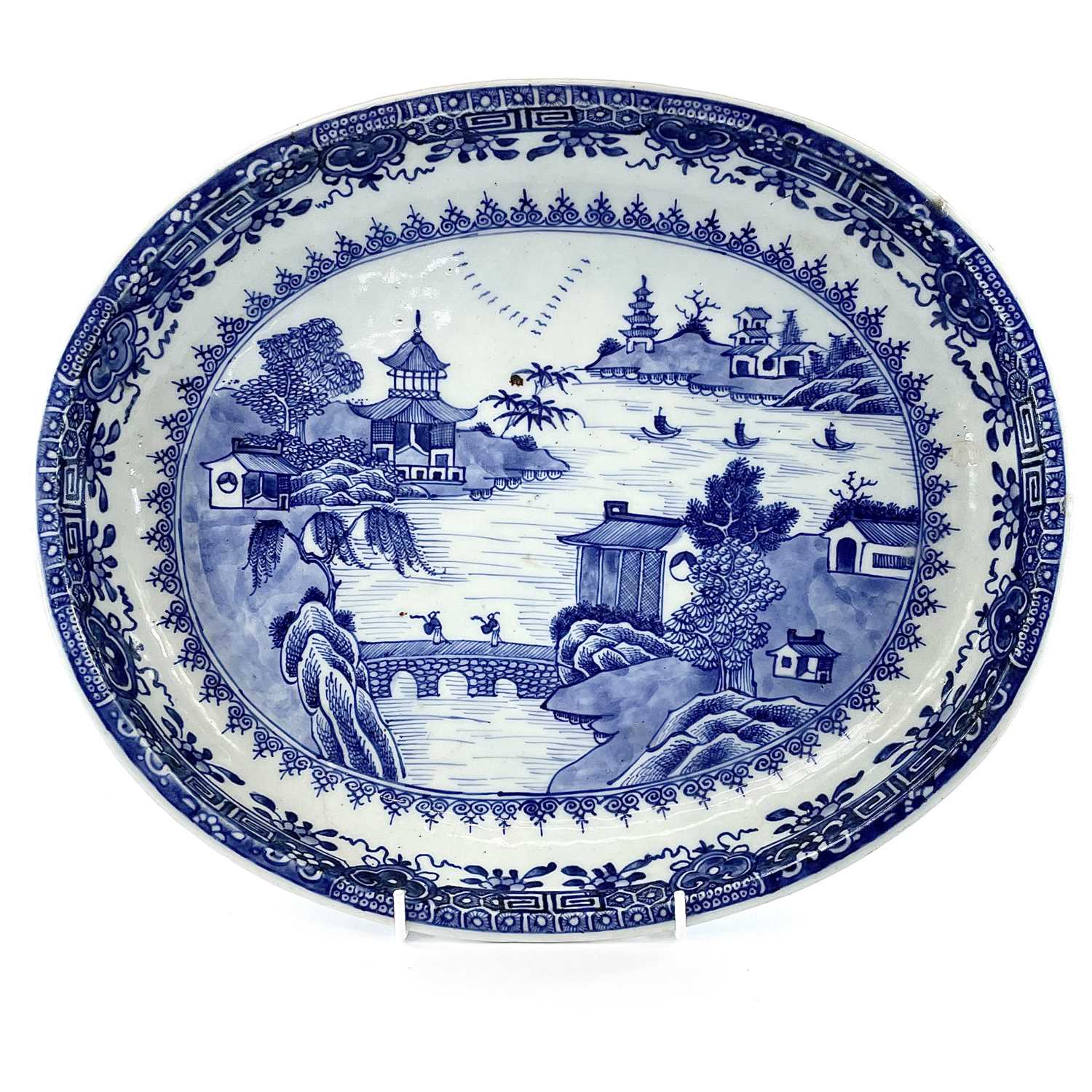 Lot 64 - A Chinese export blue and white porcelain dish,...