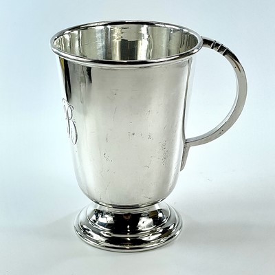 Lot 199 - A George VI silver pedestal mug by Pinder Bros,...
