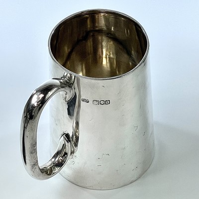 Lot 90 - A George V silver plain mug by Carrington & Co,...