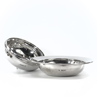 Lot 197 - A George V silver muffin dish by Edward...
