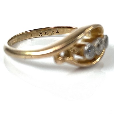Lot 67 - An early 20th century 18ct gold three stone milgrain set diamond ring.