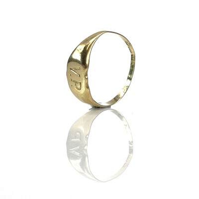 Lot 154 - An 18ct hallmarked gold childs signet ring,...