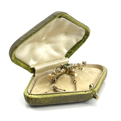 Lot 213 - An attractive early 20th century 15ct gold...