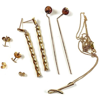 Lot 226 - A collection of 9ct gold jewellery to include...