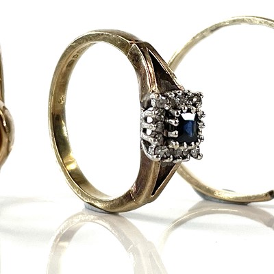 Lot 140 - A 9ct diamond and sapphire cluster ring, size...