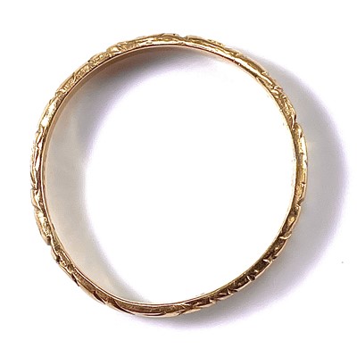 Lot 8 - An early Victorian 18ct hallmarked gold band...