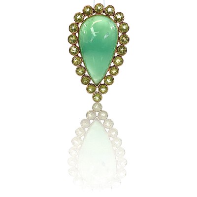 Lot 325 - An eccentric but stylish large 18ct gold green...