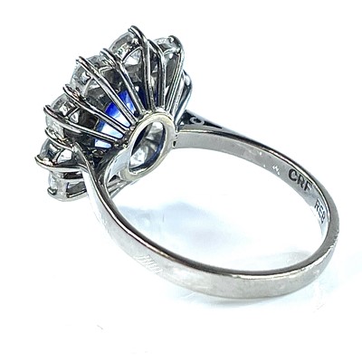 Lot 136 - A good 18ct white gold diamond and corn flower...