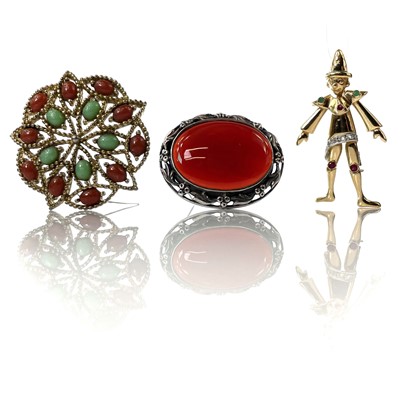 Lot 268 - A Sarah Coy costume jewellery circular brooch,...