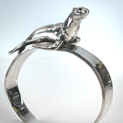 Lot 259a - A 999 fine silver Seal bangle by James Suddaby.