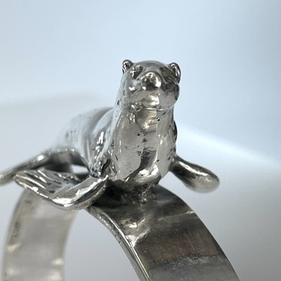 Lot 255 - A 999 fine silver Seal bangle by James Suddaby,...
