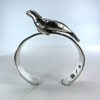 Lot 255 - A 999 fine silver Seal bangle by James Suddaby,...