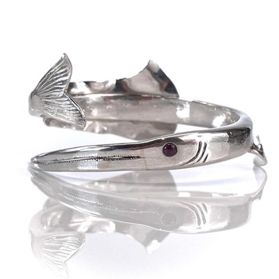 Lot 253a - A 999 fine silver Garfish bangle by James Suddaby.