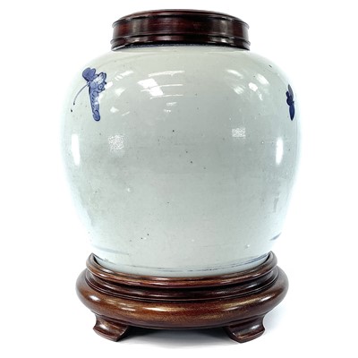 Lot 55 - A Chinese blue and white porcelain jar, 19th...