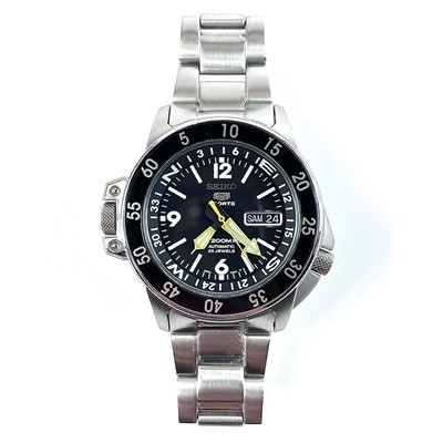 Lot 343 - A Seiko SPORTS automatic 200M water resistant...