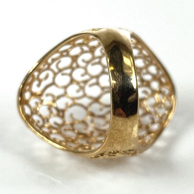 Lot 132 - A 9ct gold filligree ring, stamped 375, size...