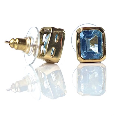 Lot 87 - A good pair of 18ct gold aquamarine earrings,...