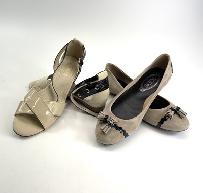 Lot 292 - A pair of Tod's black and cream patent leather...