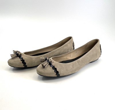 Lot 292 - A pair of Tod's black and cream patent leather...