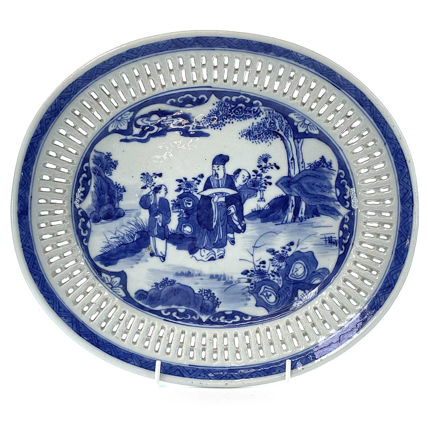 Lot 95 - A Chinese export blue and white porcelain oval...