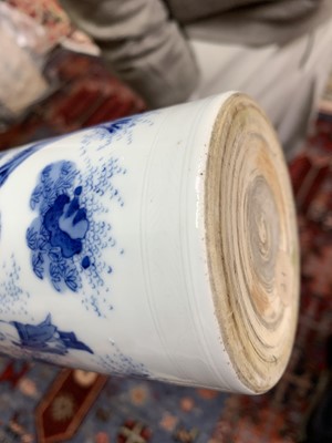 Lot 187 - A Chinese blue and white porcelain brush pot,...