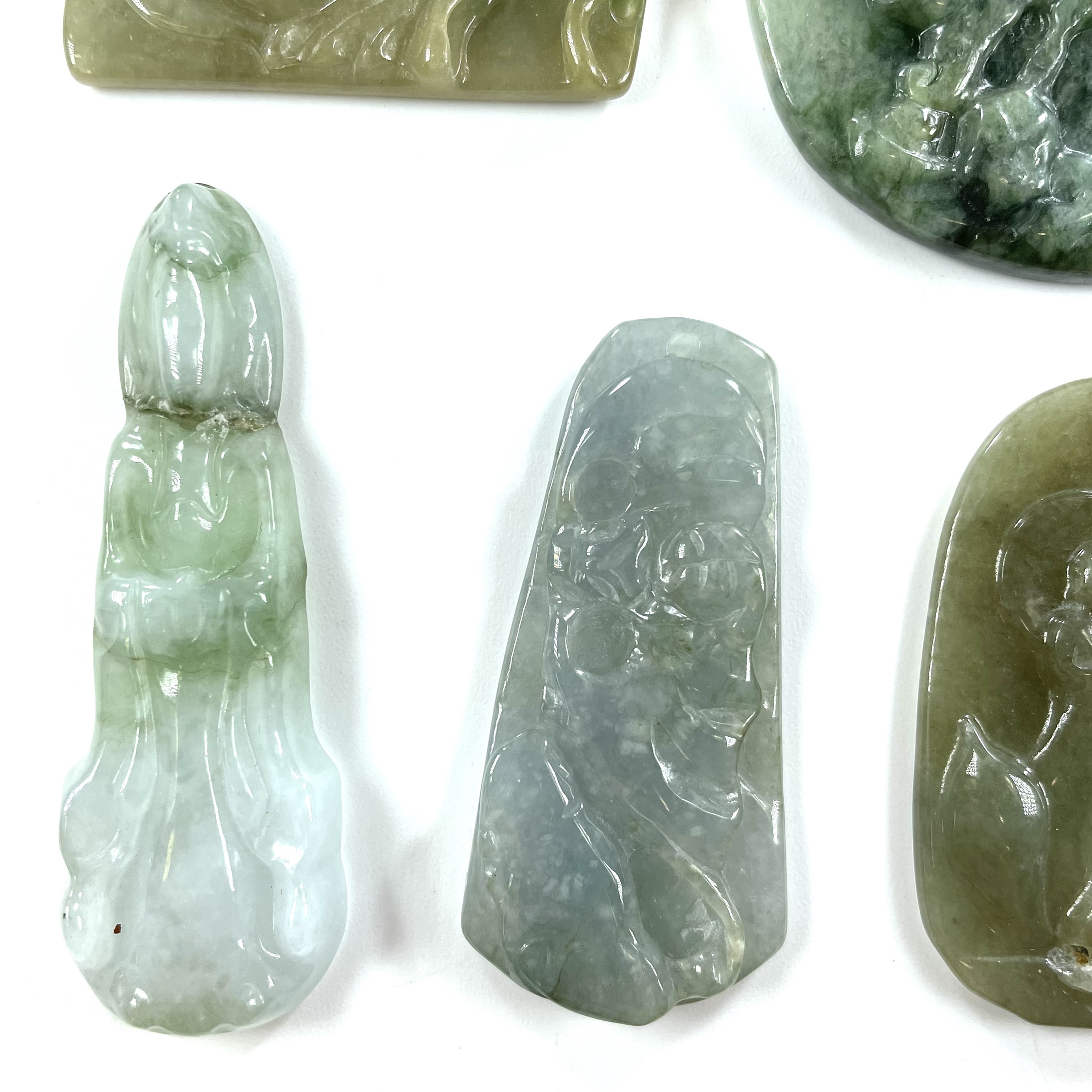 Lot 265 A Chinese spinach jade pendant, 5.5cm x 5cm