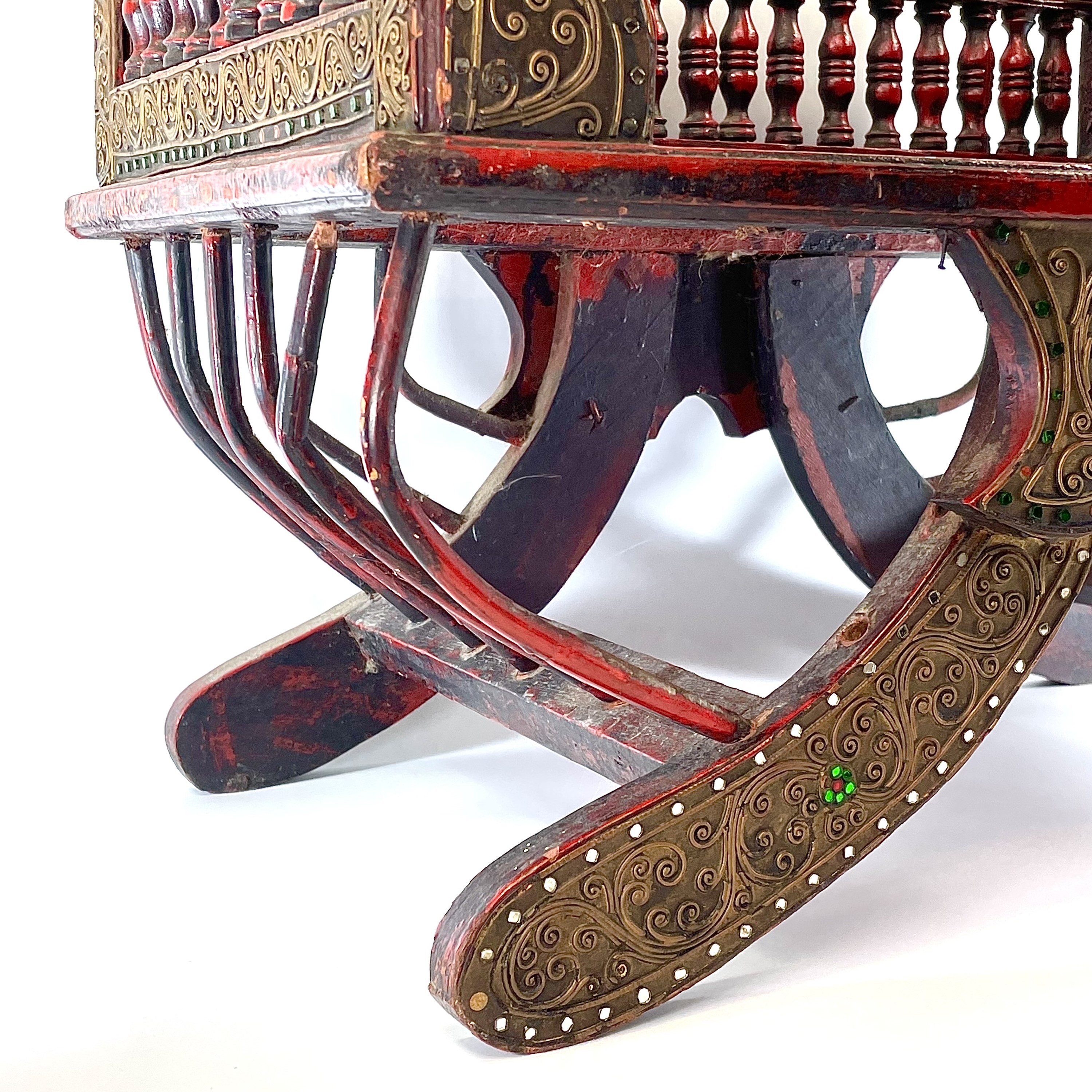 Howdah Def Lot 1003 - An Indian Howdah chair.