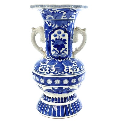 Lot 154 - A Chinese blue and white porcelain vase, early 20th century.