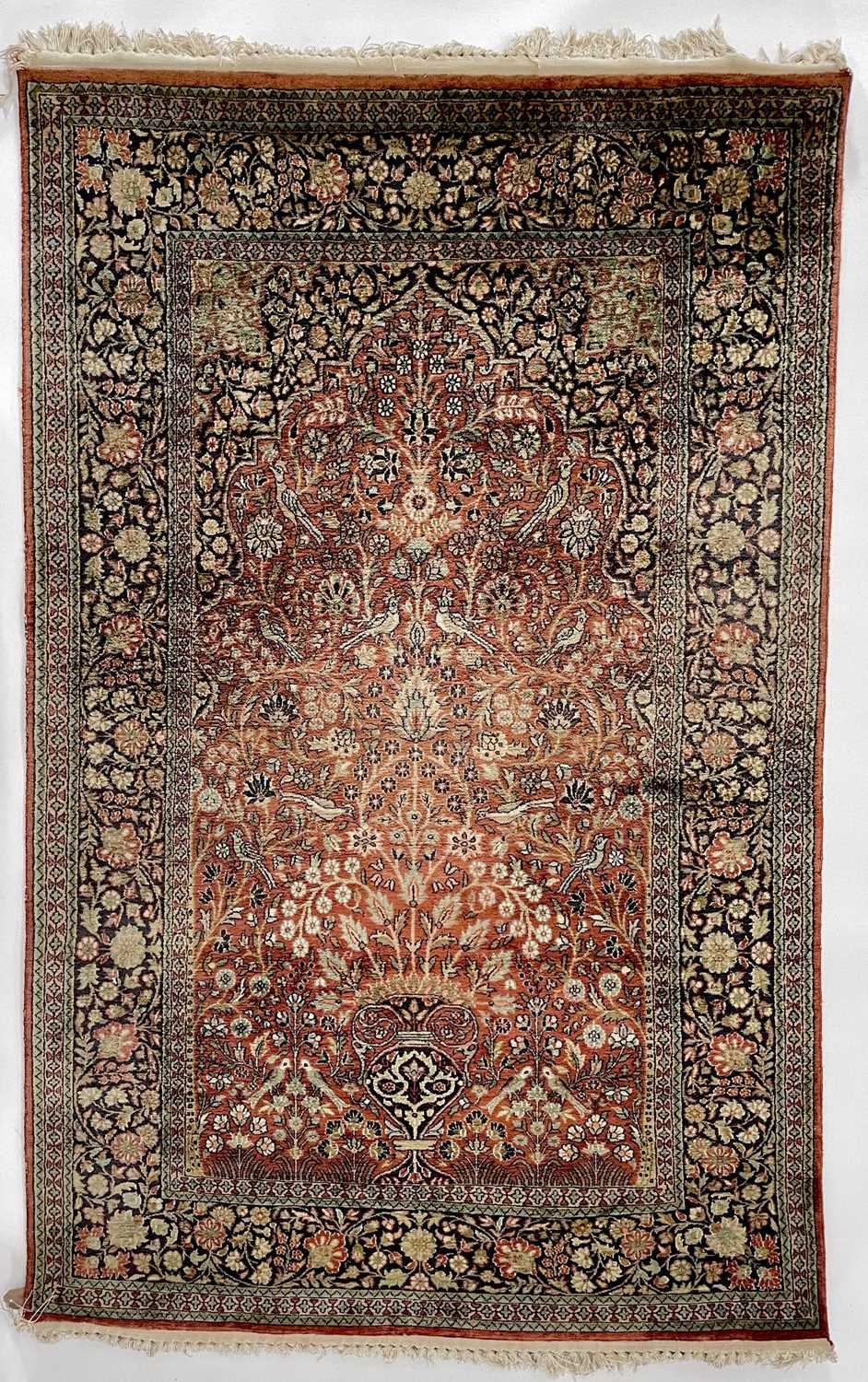 Indischen Rag Lot 130 - An Indian silk rug.