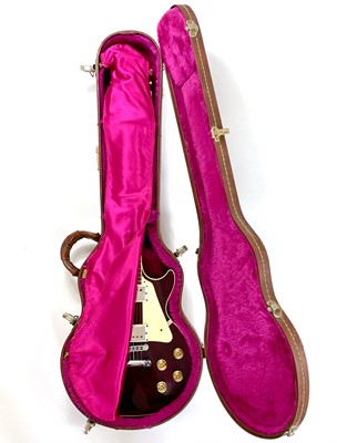 Lot 25 - A 1994 'Gibson' Les Paul electric guitar.